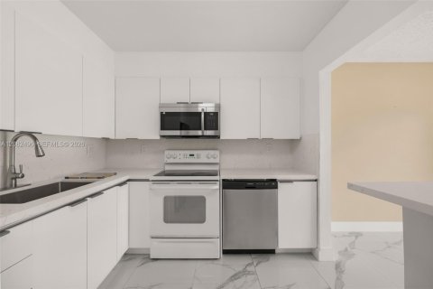 Condominio en alquiler en Hialeah, Florida, 3 dormitorios, 108.05 m2 № 2348422 - foto 8