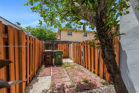 Condominio en alquiler en Hialeah, Florida, 3 dormitorios, 108.05 m2 № 2348422 - foto 26