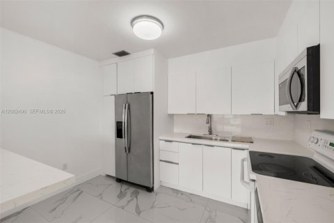 Condominio en alquiler en Hialeah, Florida, 3 dormitorios, 108.05 m2 № 2348422 - foto 20