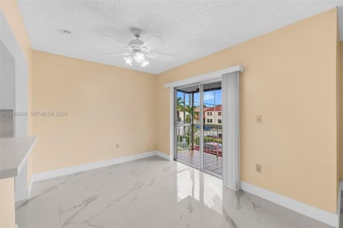 Condominio en alquiler en Hialeah, Florida, 3 dormitorios, 108.05 m2 № 2348422 - foto 18