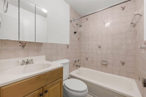 Condominio en alquiler en Hialeah, Florida, 3 dormitorios, 108.05 m2 № 2348422 - foto 5