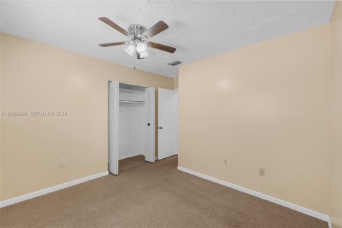 Condominio en alquiler en Hialeah, Florida, 3 dormitorios, 108.05 m2 № 2348422 - foto 11
