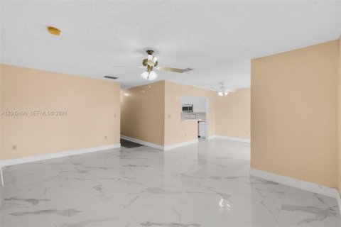 Condominio en alquiler en Hialeah, Florida, 3 dormitorios, 108.05 m2 № 2348422 - foto 29