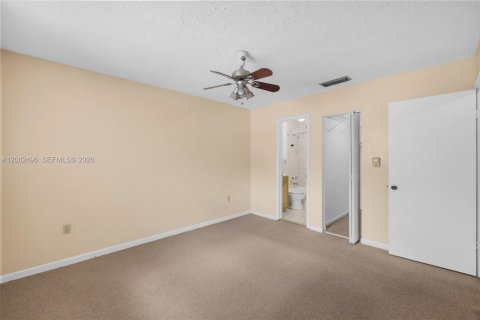 Condominio en alquiler en Hialeah, Florida, 3 dormitorios, 108.05 m2 № 2348422 - foto 2