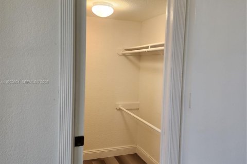 Copropriété à louer à Miami, Floride: 2 chambres, 89.65 m2 № 1976509 - photo 11