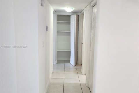 Copropriété à louer à Miami, Floride: 2 chambres, 89.65 m2 № 1976509 - photo 3