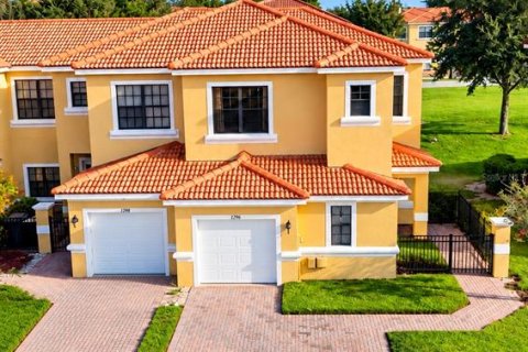 Townhouse in Poinciana, Florida 3 bedrooms, 183.76 sq.m. № 2384197 - photo 2