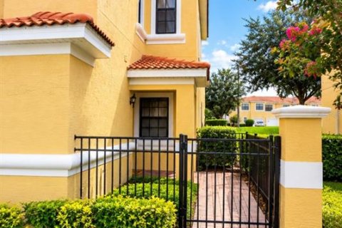 Townhouse in Poinciana, Florida 3 bedrooms, 183.76 sq.m. № 2384197 - photo 5