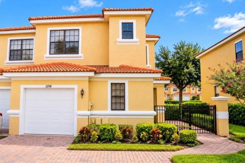 Townhouse in Poinciana, Florida 3 bedrooms, 183.76 sq.m. № 2384197
