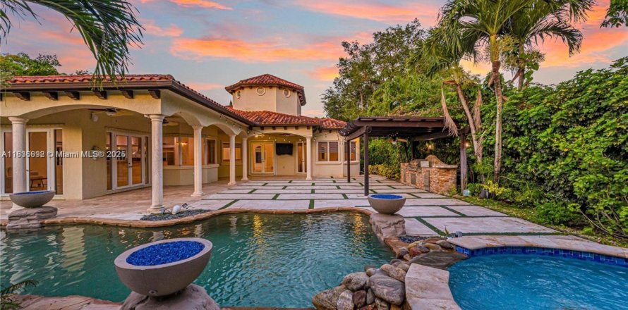 Casa en Pinecrest, Florida 4 dormitorios, 348.2 m2 № 1935212
