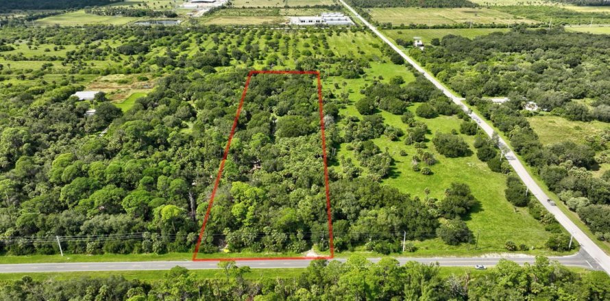 Commercial property in St. Lucie, Florida № 2145991