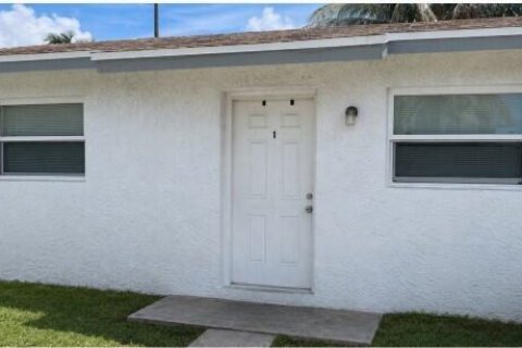 Commercial property in Lantana, Florida 159.05 sq.m. № 2254487