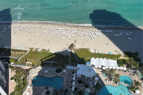 Condominio en venta en Sunny Isles Beach, Florida, 61.69 m2 № 1977711 - foto 1