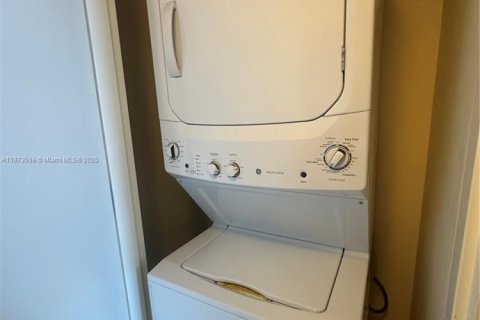 Condominio en venta en Sunny Isles Beach, Florida, 61.69 m2 № 1977711 - foto 11