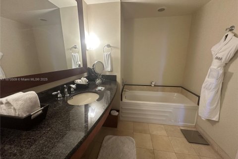 Condominio en venta en Sunny Isles Beach, Florida, 61.69 m2 № 1977711 - foto 10