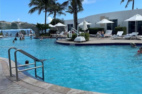 Condominio en venta en Sunny Isles Beach, Florida, 61.69 m2 № 1977711 - foto 20