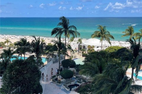 Condominio en venta en Sunny Isles Beach, Florida, 61.69 m2 № 1977711 - foto 18