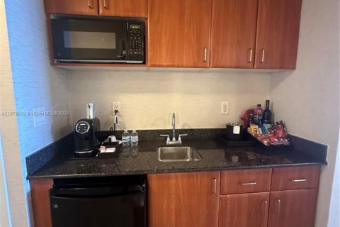 Condominio en venta en Sunny Isles Beach, Florida, 61.69 m2 № 1977711 - foto 2