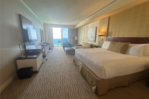 Condominio en venta en Sunny Isles Beach, Florida, 61.69 m2 № 1977711 - foto 9