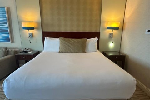 Condominio en venta en Sunny Isles Beach, Florida, 61.69 m2 № 1977711 - foto 3