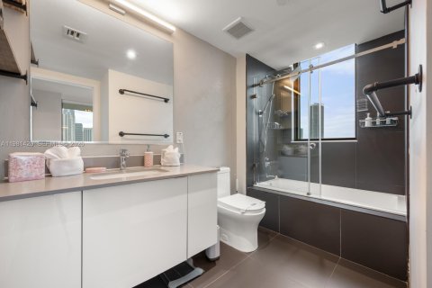 Condo in Miami, Florida, 2 bedrooms № 2046912 - photo 12