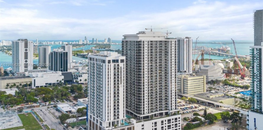 Condo in Miami, Florida, 2 bedrooms № 2046912