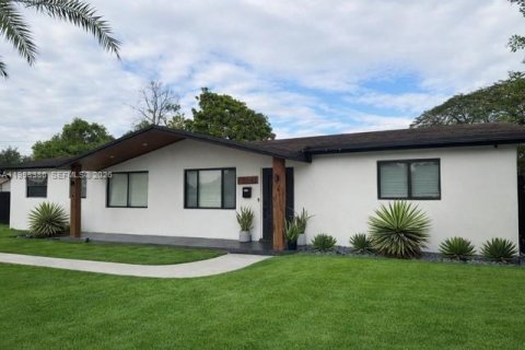 House in Miami, Florida 4 bedrooms, 163.23 sq.m. № 2028310