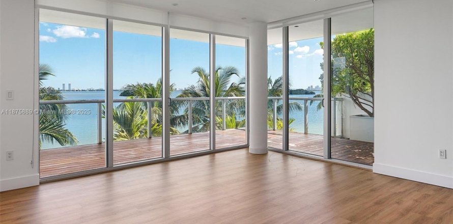 Кондоминиум с 2 спальнями в Майами, Флорида № 1926898