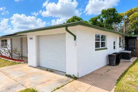 Villa ou maison à louer à Port Richey, Floride: 2 chambres, 101.73 m2 № 2419810 - photo 3