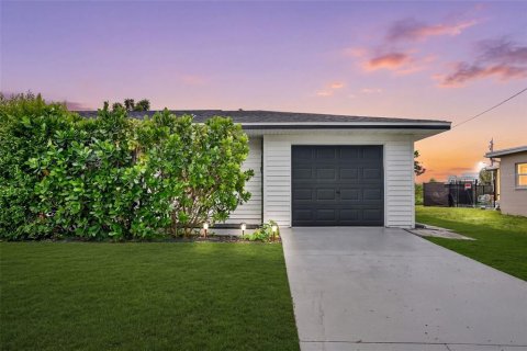 Villa ou maison à Port Charlotte, Floride 3 chambres, 103.31 m2 № 2419651