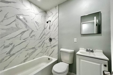 House in Hallandale Beach, Florida 2 bedrooms № 1996974 - photo 9