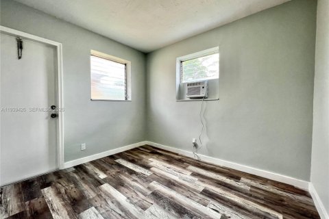 House in Hallandale Beach, Florida 2 bedrooms № 1996974 - photo 12