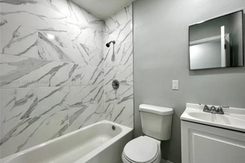 House in Hallandale Beach, Florida 2 bedrooms № 1996974 - photo 11