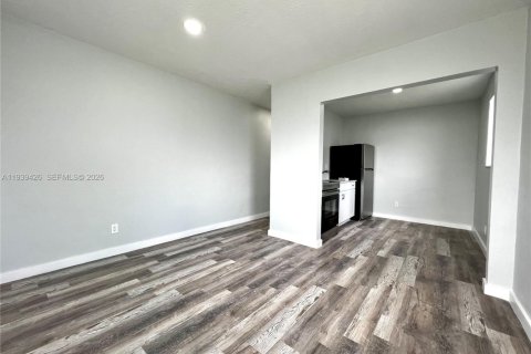 House in Hallandale Beach, Florida 2 bedrooms № 1996974 - photo 4