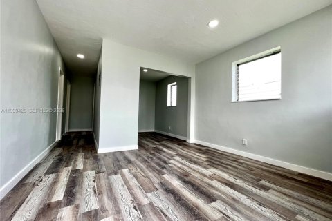House in Hallandale Beach, Florida 2 bedrooms № 1996974 - photo 3