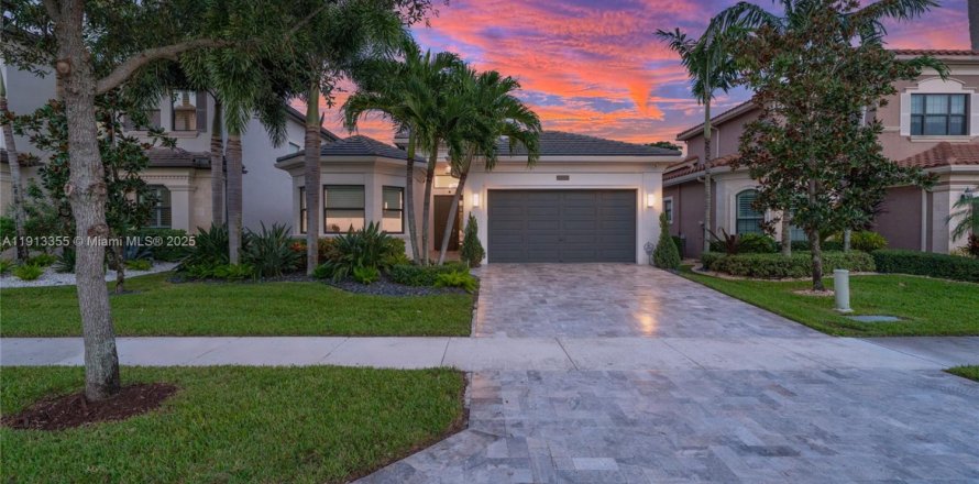 House in Delray Beach, Florida 3 bedrooms, 228.54 sq.m. № 1969682