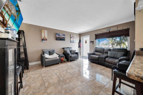 House in Miami Gardens, Florida 3 bedrooms, 85.47 sq.m. № 1892009 - photo 4