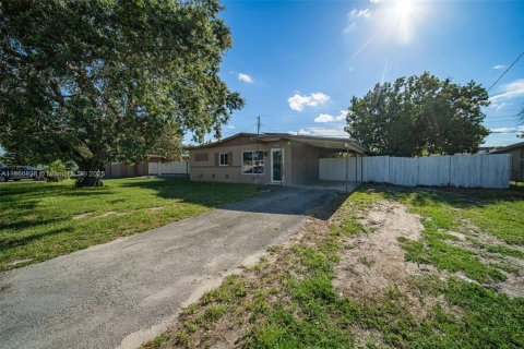 House in Miami Gardens, Florida 3 bedrooms, 85.47 sq.m. № 1892009 - photo 1