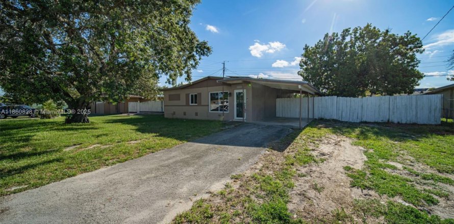 House in Miami Gardens, Florida 3 bedrooms, 85.47 sq.m. № 1892009