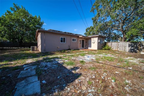 House in Miami Gardens, Florida 3 bedrooms, 85.47 sq.m. № 1892009 - photo 9