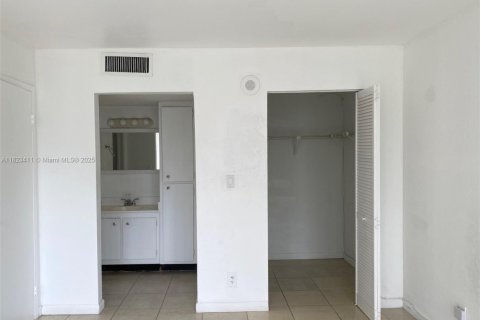 Condo in Sunny Isles Beach, Florida, 1 bedroom  № 1788905 - photo 15