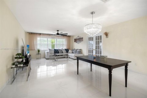 Copropriété à louer à Miami Shores, Floride: 2 chambres, 136.1 m2 № 1954733 - photo 1