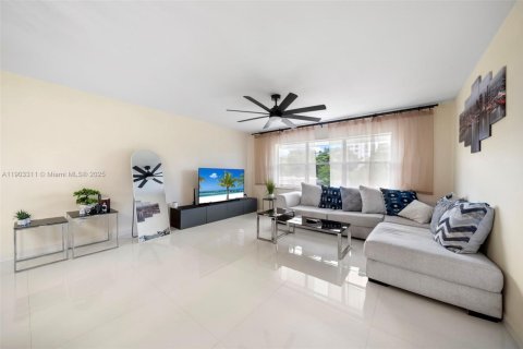 Copropriété à louer à Miami Shores, Floride: 2 chambres, 136.1 m2 № 1954733 - photo 2