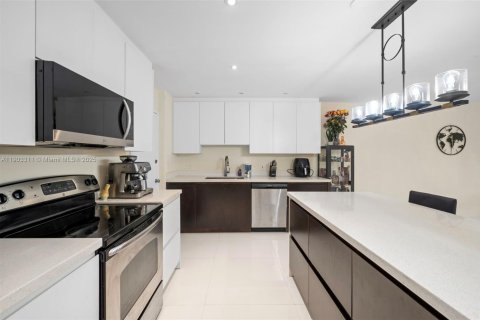 Copropriété à louer à Miami Shores, Floride: 2 chambres, 136.1 m2 № 1954733 - photo 4