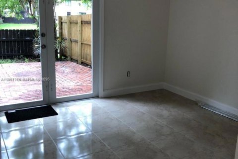 Touwnhouse à louer à Miami, Floride: 3 chambres, 128.02 m2 № 2020811 - photo 4