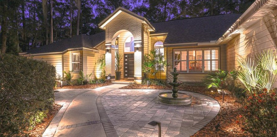 House in Gainesville, Florida 5 bedrooms, 273.69 sq.m. № 1851479