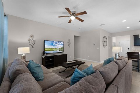 House in Davenport, Florida 5 bedrooms, 258.64 sq.m. № 1916416 - photo 9