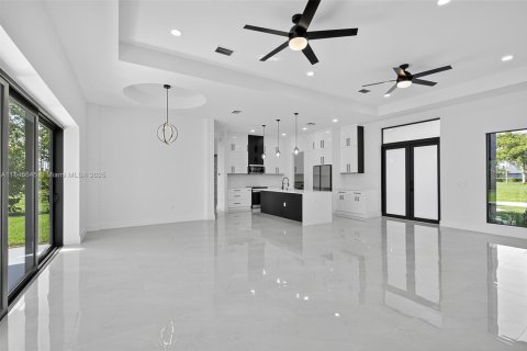 House in Punta Gorda, Florida 3 bedrooms, 172.43 sq.m. № 1847747 - photo 3
