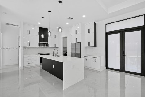 House in Punta Gorda, Florida 3 bedrooms, 172.43 sq.m. № 1847747 - photo 4