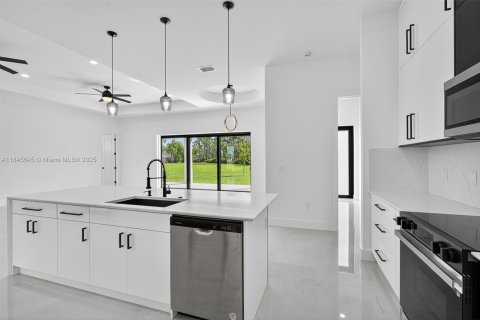 House in Punta Gorda, Florida 3 bedrooms, 172.43 sq.m. № 1847747 - photo 8